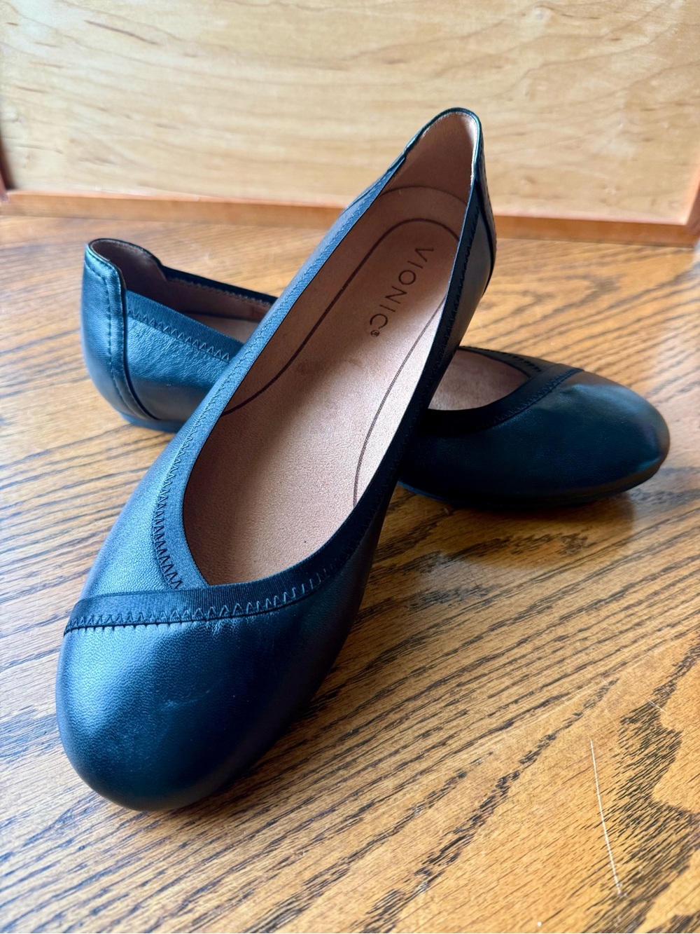 Vionic CAROLL Black Leather Classic Ballet Flats, size 7 LIKE NEW!